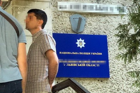 У Львові підполковник поліції вимагав у місцевого мешканця $ 600 за видалення відомостей про судимість