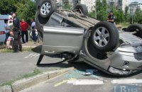 У Києві в результаті аварії Land Rover перекинувся на дах і вилетів на тротуар
