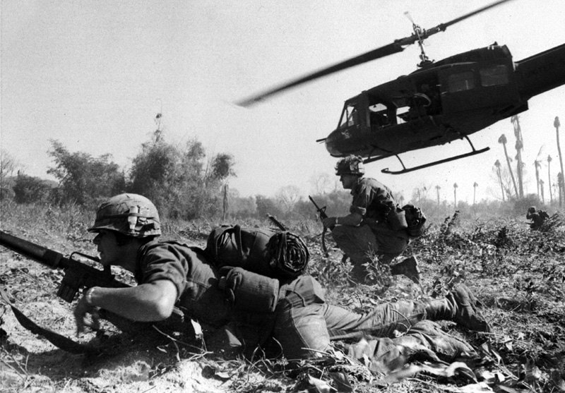 Десантники США під час бою в долині Я-Дранг, В'єтнам, листопад 1965 р. Гелікоптер UH-1D піднімається в небо після десантування піхотинців. Перша масштабна сутичка між регулярними військами США та В'єтнамською народною армією у В'єтнамській війні. 