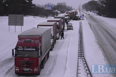В'їзд вантажівок до Києва обмежили через снігопад