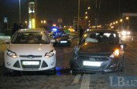 ДТП в Киеве: Hyundai вырвал колесо у люксового кроссовера Acura 
