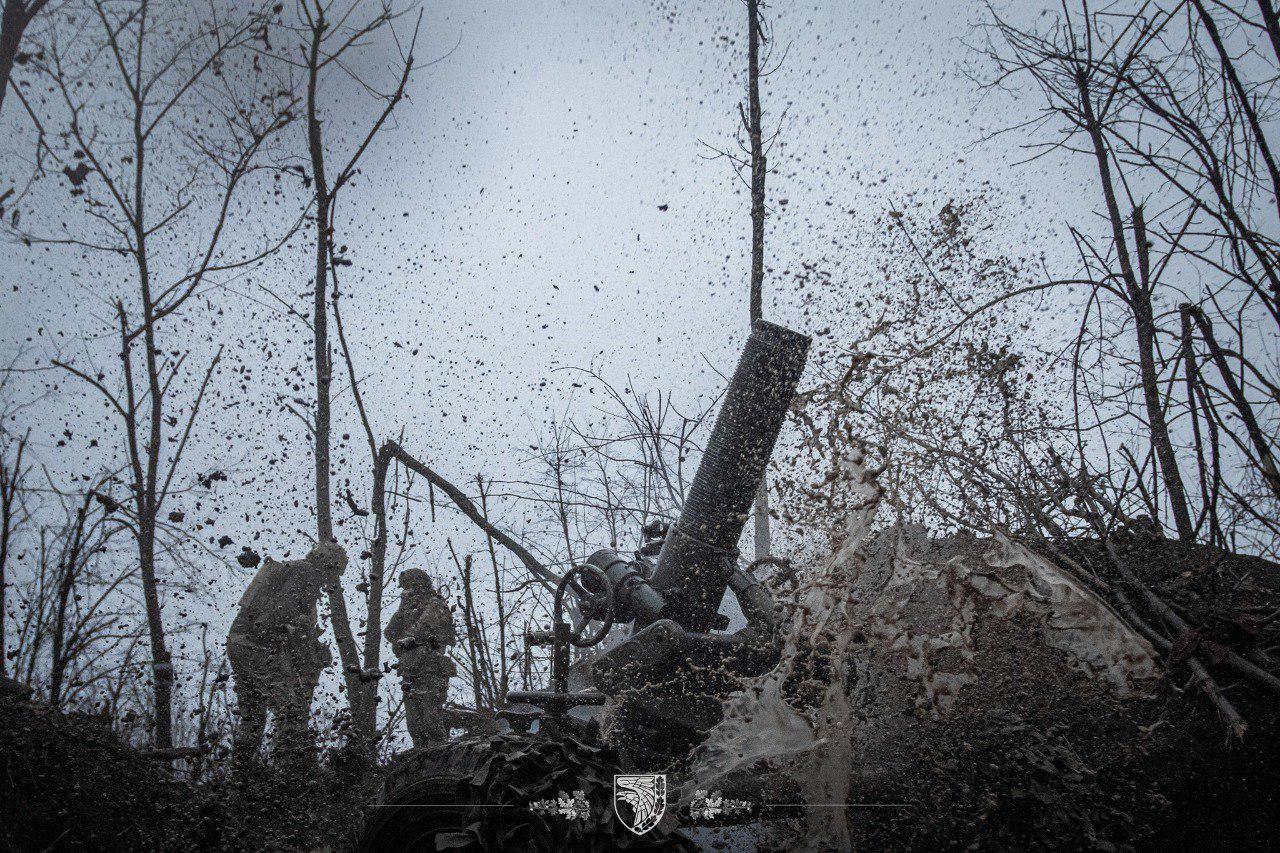 Розрахунок мінометників 93-ї бригади Холодний Яр працює на відбитих у ворога позиціях. 