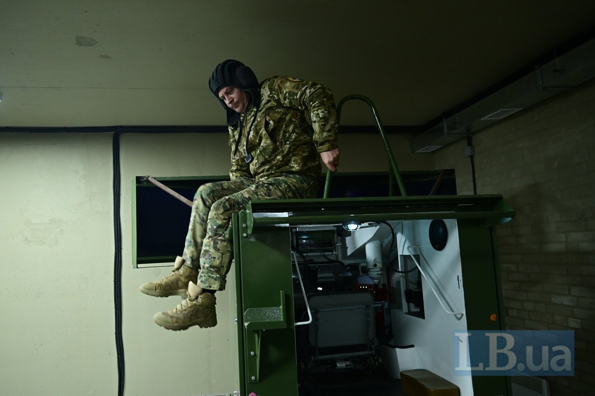 Інструктор показує, як працює тренажер