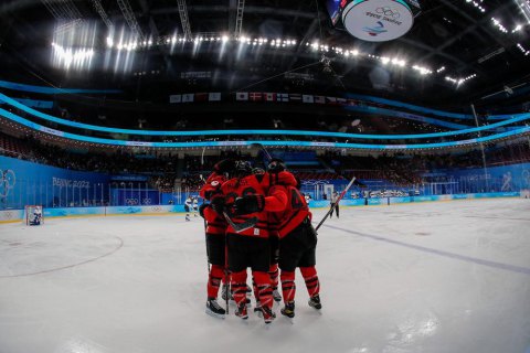 Гучний скандал на Олімпіаді: канадські хокеїстки відмовилися грати, поки суперниці-росіянки не вдягли маски