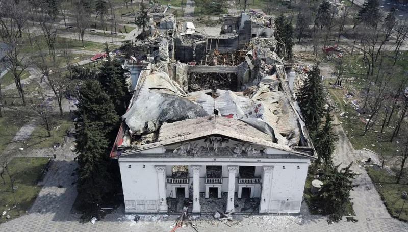 Маріупольський театр після російського бомбардування