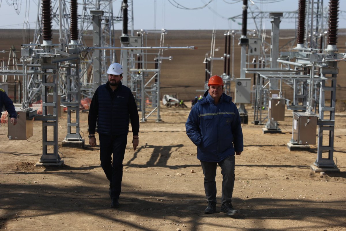 Міністр енергетики Дорін Жунгієту (праворуч) на електропідстанції Вулканешти
