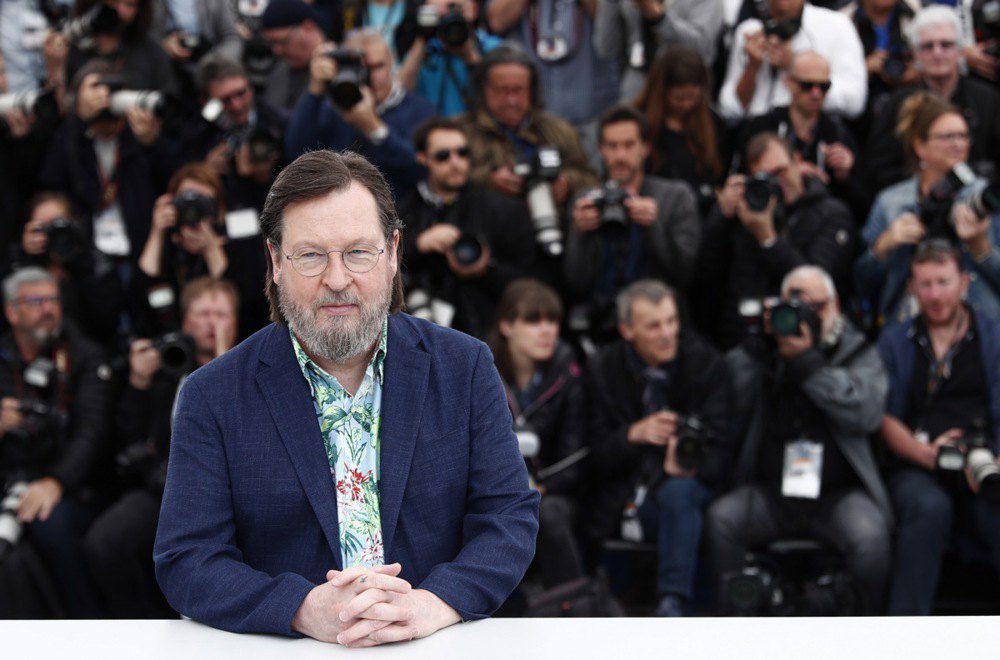 Данський режисер Ларс фон Трієр під час фотосесії для фільму «Будинок, який побудував Джек» на 71-му Каннському кінофестивалі, 14 травня 2018 року.