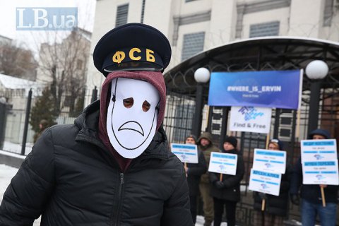 ФСБ незаконно задерживает и терроризирует украинских моряков в Азовском море, - СБУ
