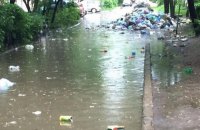 У Львові після зливи сміття з неприбраних майданчиків розмило по місту