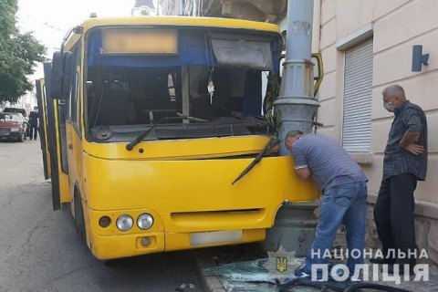 В Черновцах маршрутка с пассажирами врезалась в столб, четверо пострадавших
