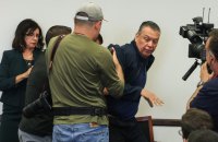 Сенатора США жорстко зупинила охорона на пресконференції міністерки