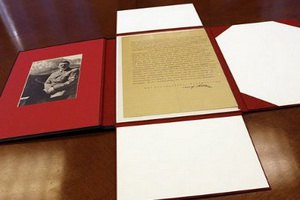 В Нью-Йорке показали первое письмо Гитлера о Холокосте