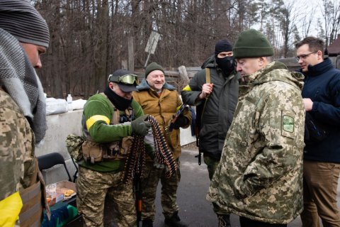 Порошенко привіз на блокпост на в’їзді до Києва засоби військового захисту