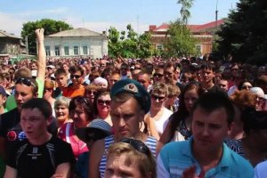 В бунтующем Пугачеве митингуют уже под националистическими флагами