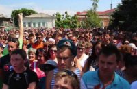 В бунтующем Пугачеве митингуют уже под националистическими флагами