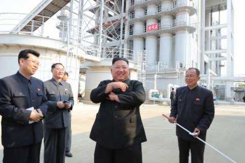 Північнокорейський ЗМІ показав фото Кім Чен Ина на відкритті заводу