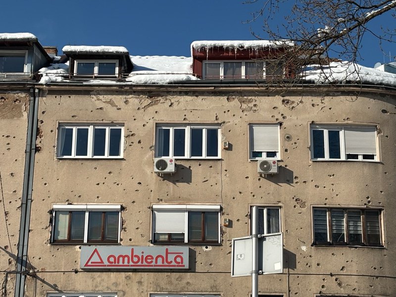 Будинки зі слідами обстірілів навіть через 30 років після завершення війни.