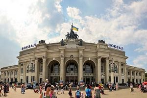 С Одесского вокзала из-за ложного сообщения о минировании эвакуировали 2,5 тыс. человек