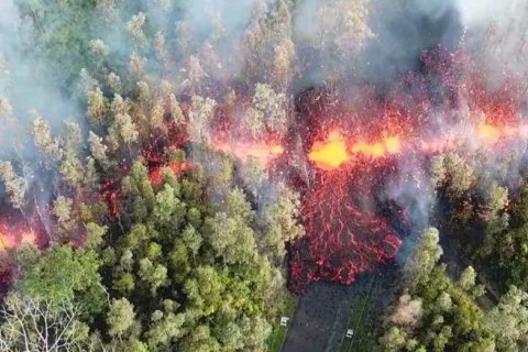 Вулканическая лава на Гавайях подбирается к электростанции