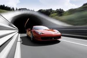 Водитель Ferrari 458 устроил хаос на скоростной трассе