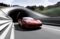 Водитель Ferrari 458 устроил хаос на скоростной трассе