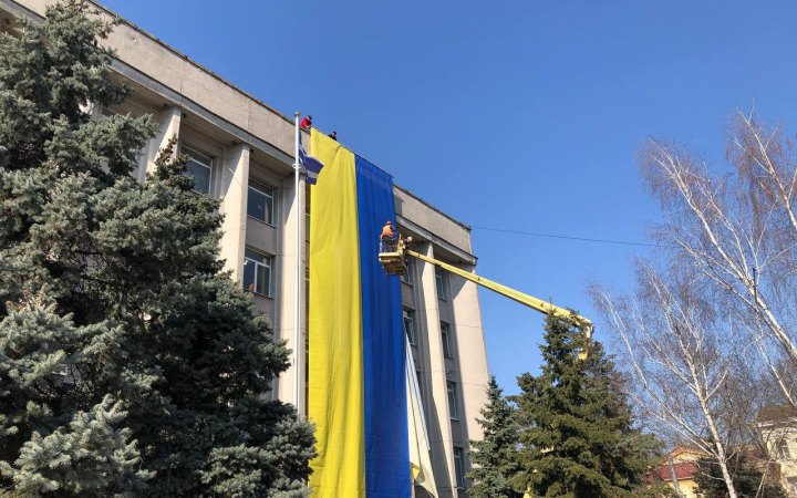 На міськраді окупованого Херсона вивісили великий український прапор