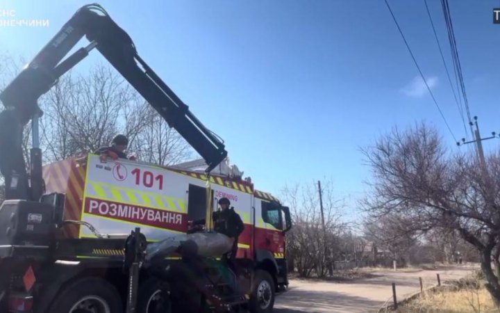 Піротехніки ДСНС вилучили та знищили на Донеччині російську авіабомбу