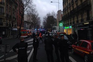 Раненная сегодня в Париже женщина-полицейский скончалась, - СМИ