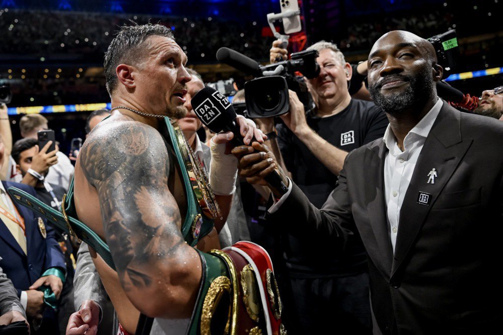 Усик дає інтерв'ю після перемоги