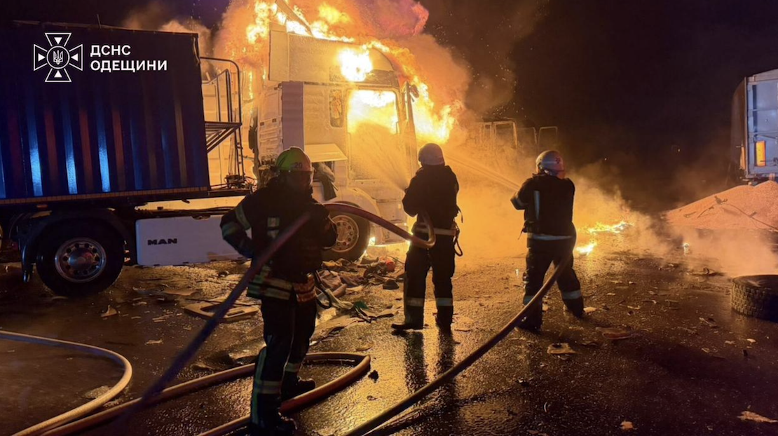 Внаслідок атаки по Одеській області горіли вантажівки