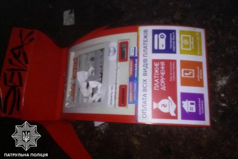 В центре Львова таксист и пассажир похитили платежный терминал