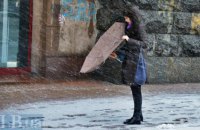 В Україні сьогодні падатиме мокрий сніг, на дорогах – ожеледиця