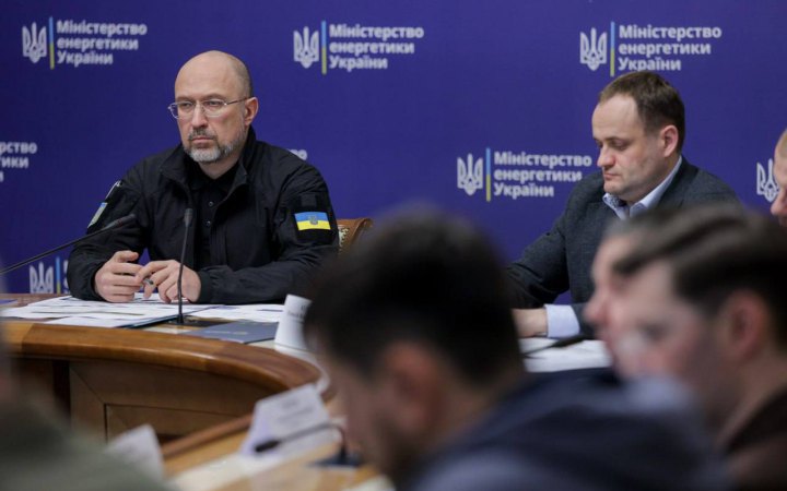 Шмигаль: Київ перейшов на тимчасові графіки відключень, дефіцит електроенергії зберігається