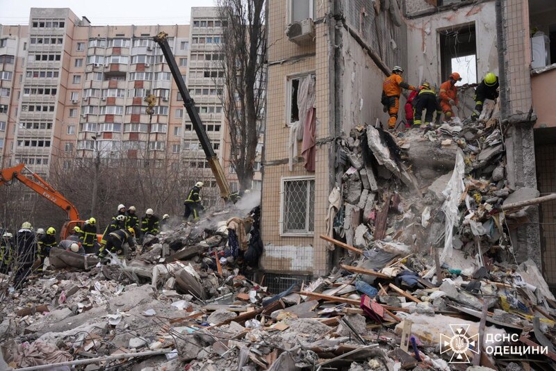 Знищений дроном будинок в Одесі, де загинули 12 людей, серед яких п'ять діток.