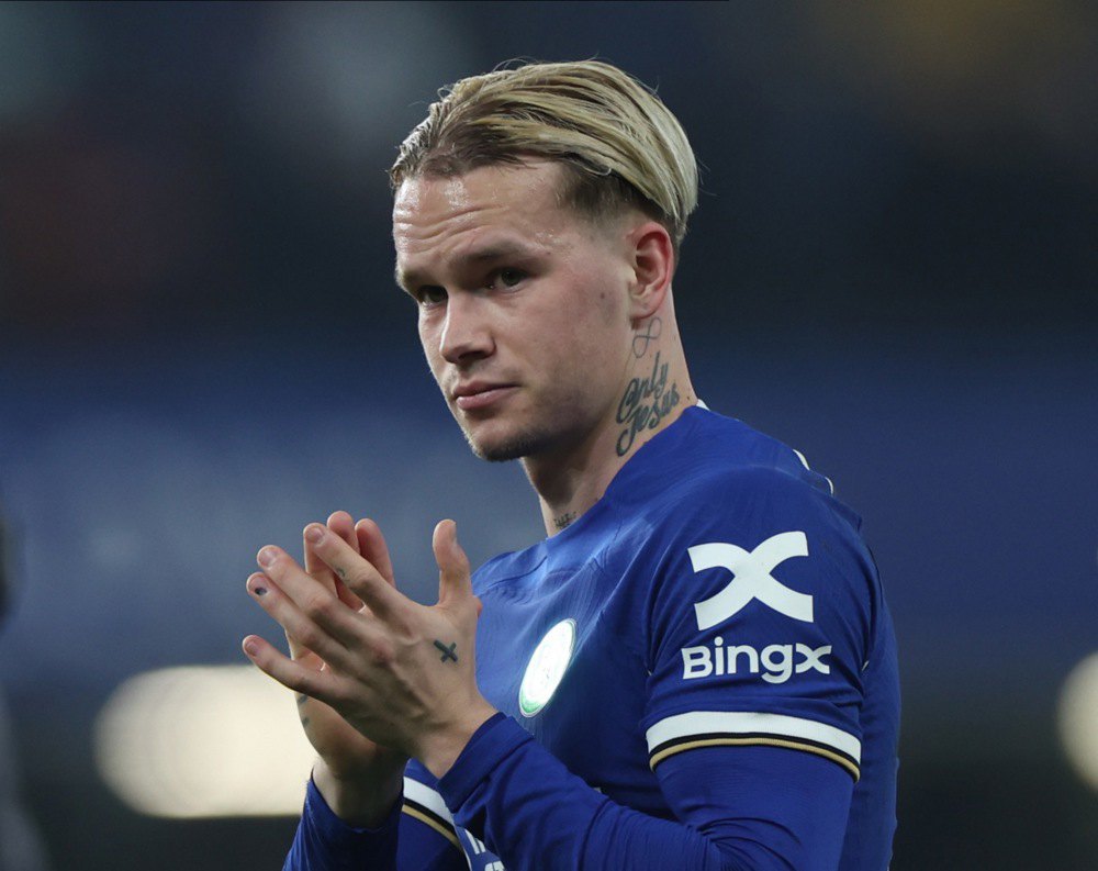 Мудрик аплодує вболівальникам