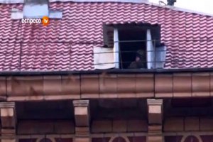 На дахи будинків по вулиці Грушевського посадили снайперів?