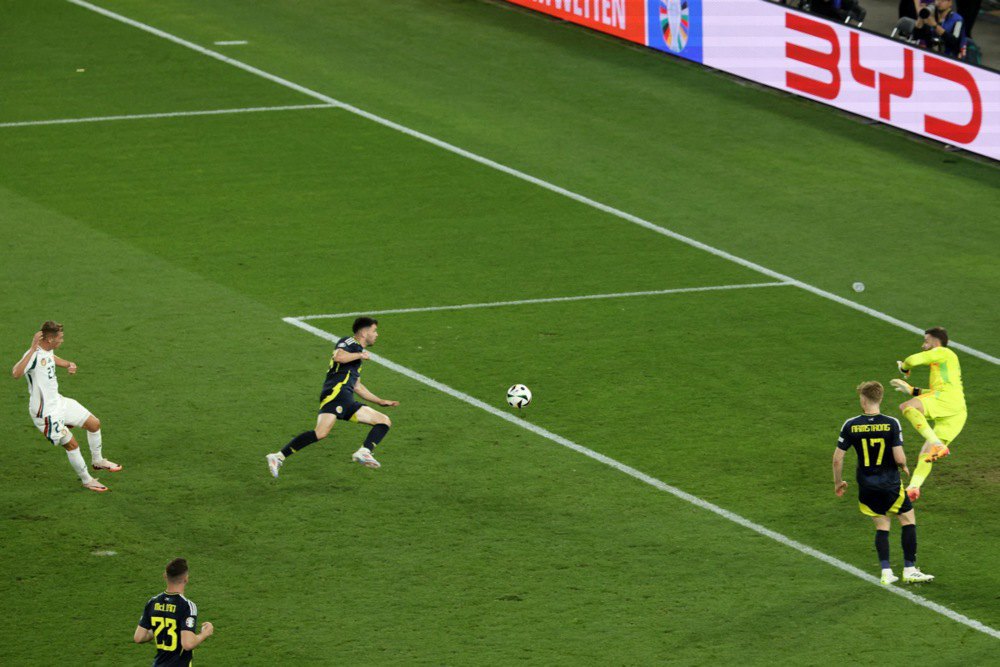 Кевін Чобот з Угорщини (ліворуч) забиває переможний гол під час футбольного матчу групи А Євро-2024 між Шотландією та Угорщиною в Штутгарті, Німеччина.