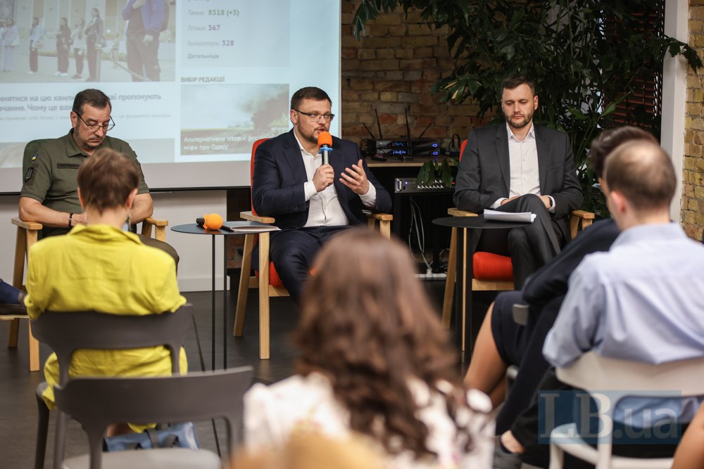 Semen Kryvonos, Director of the National Anti-Corruption Bureau (centre)