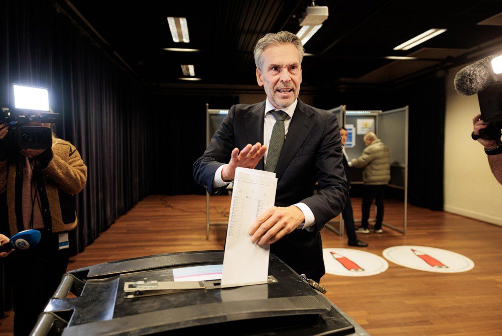 Виконувач обов’язків прем’єр-міністра Нідерландів Дік Схооф голосує на виборах