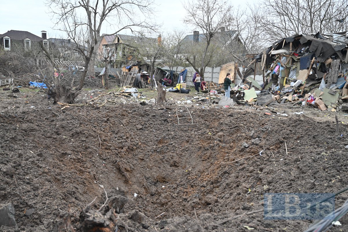 Наслідки влучання у приваному секторі у Подільському районі Києва, 16 квітня 2026