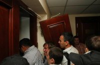 Активисты от "Свободы" выломали двери в зал заседаний Киевсовета (ДОБАВЛЕНЫ ФОТО)