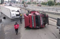 У Києві на Теремках вантажівка впала з шляхопроводу