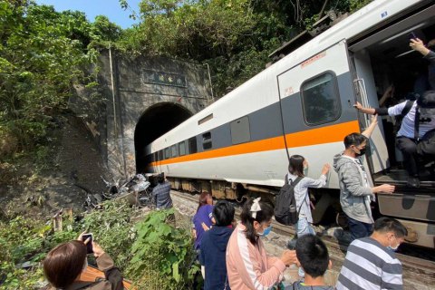 У Тайвані внаслідок аварії з потягом загинули більше 40 людей (оновлено)