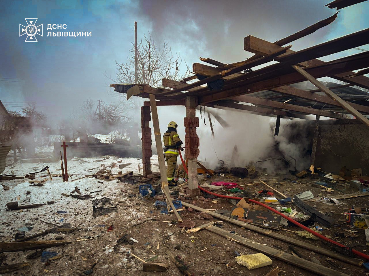 На Львівщині у селі Старий Добротвір внаслідок ворожої атаки пошкоджені обʼєкти критичної інфраструктури, також виникло займання житлового будинку.