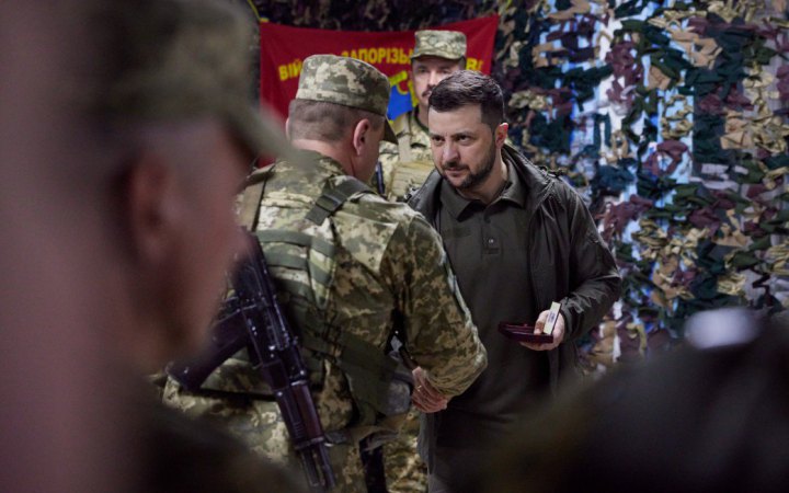 Зеленський відвідав захисників України на сході країни та вручив їм нагороди