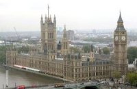 В огорожу парламенту Великобританії врізався автомобіль (оновлено)