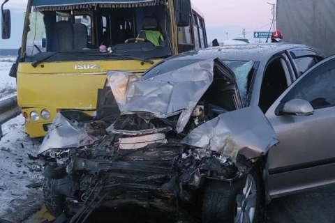 Під Львовом легківка врізалася в автобус, є загиблий