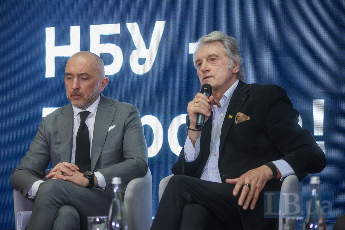 Віктор Ющенко (Голова НБУ у 1993–2000 рр), праворуч