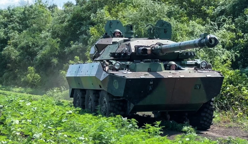 Французька бронемашина <i>AMX-10RC</i> українських військових, липень 2023. 