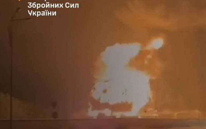 Уночі ЗСУ завдали удару по нафтобазі окупантів у Бєлгородській області РФ та складу МТЗ на Донеччині